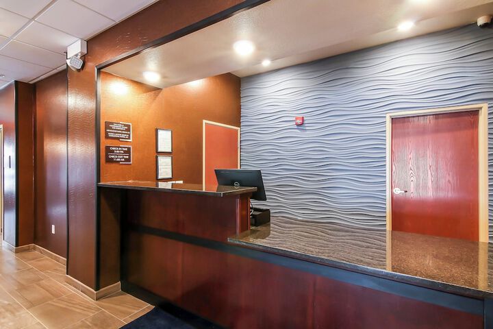 Cobblestone Inn & Suites at UW Stout Downtown Menomonie
