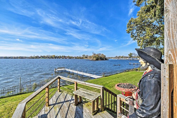 Lakefront Home w / Game Room Theater & Dock!