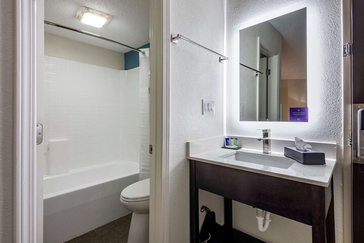 Room 16 of 33