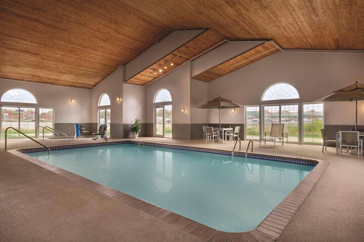 Country Inn & Suites by Radisson Waterloo, IA