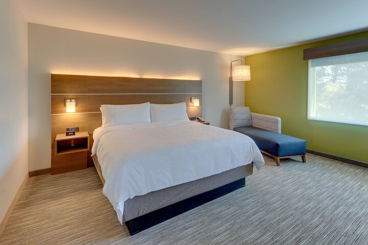 Holiday Inn Express & Suites Roanoke – Civic Center by IHG