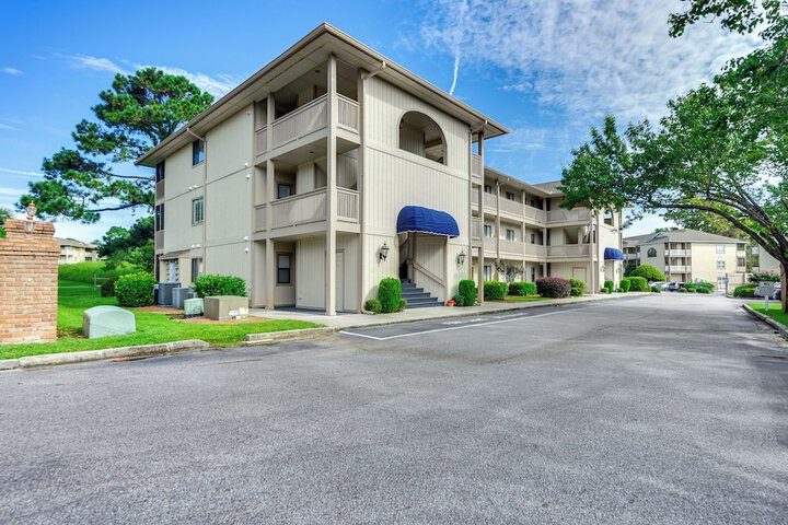 Little River Condo w / Pool Access: 5 Mi to Beach
