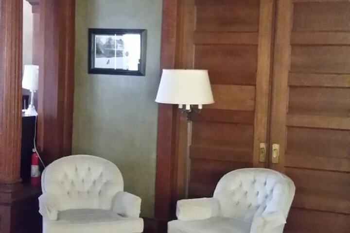 Chestnut Charm Bed & Breakfast