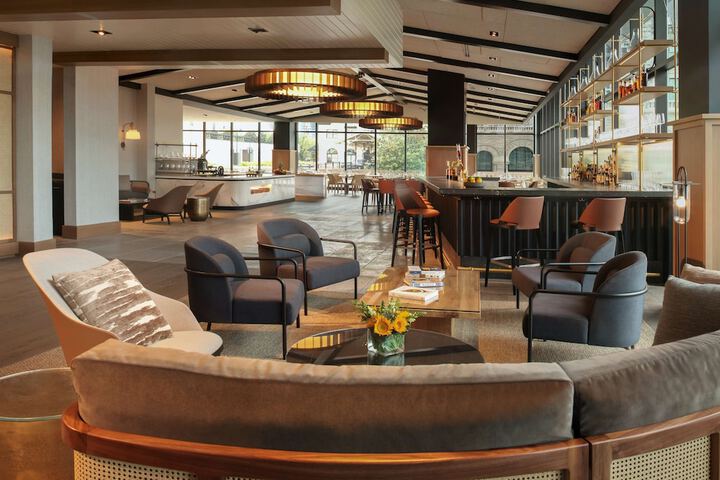 Lounge 106 of 130
