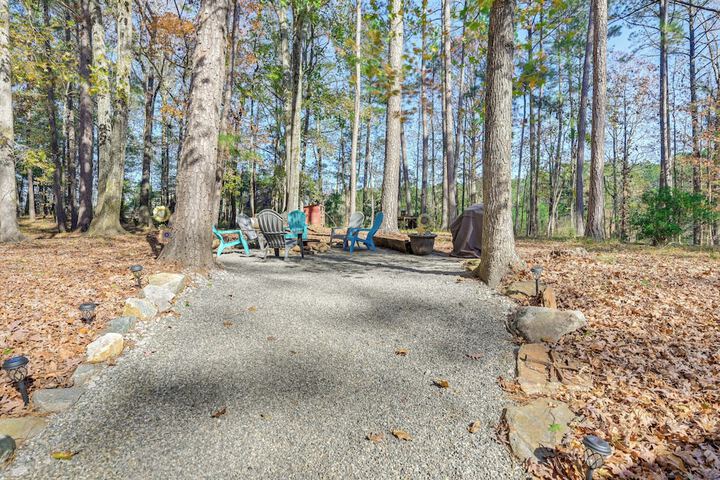 Secluded Hamilton Cabin Retreat w / Private Lake!