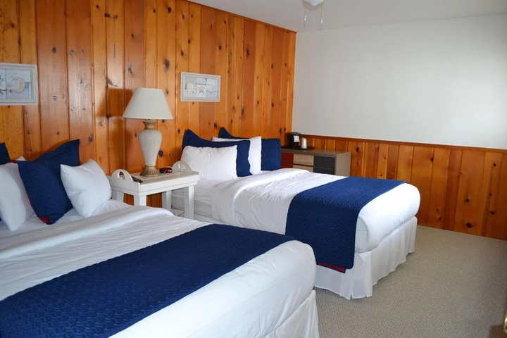 Buzzs Lakeside Inn