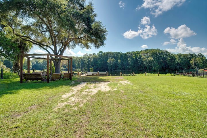 Docks + Balcony: Peaceful River Abode in Dunnellon