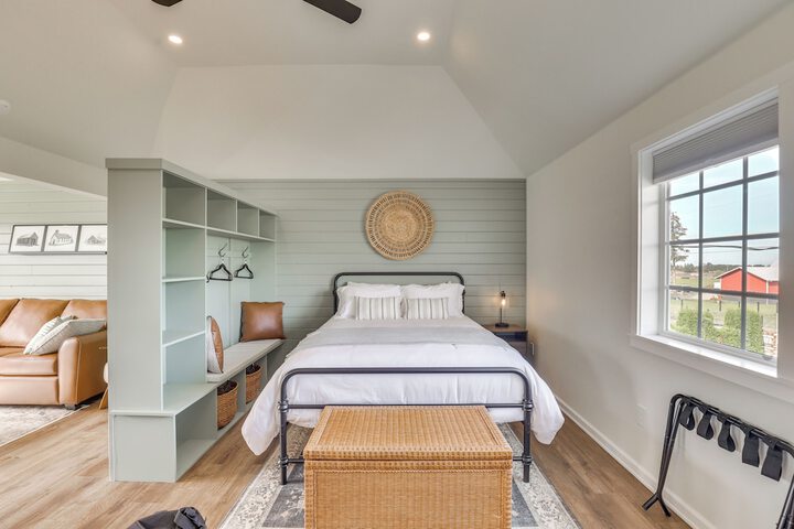 Idyllic Enumclaw Studio w / Mount Rainier Views