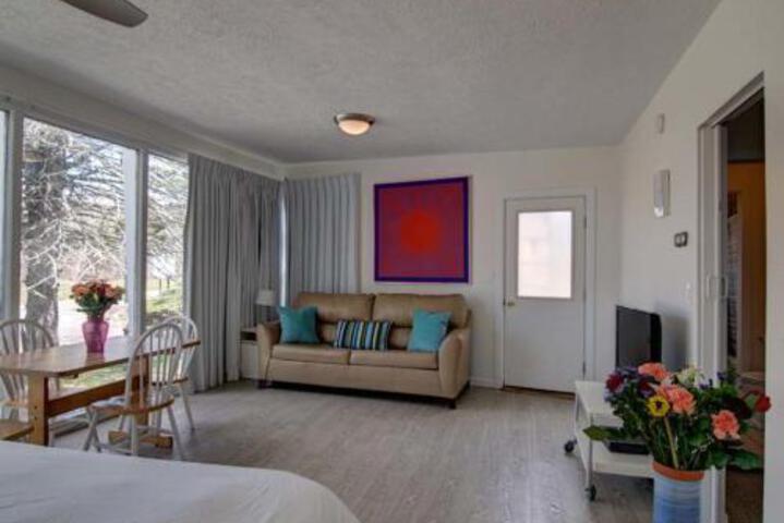 Suite 24 of 28