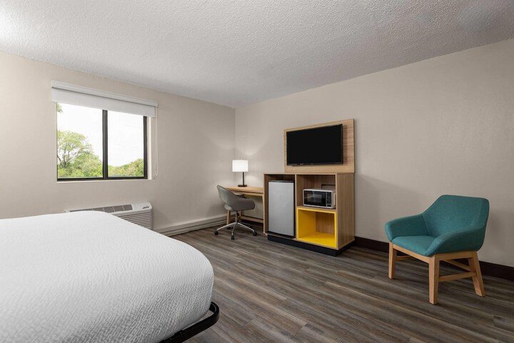 Days Inn and Suites by Wyndham Hammond IN