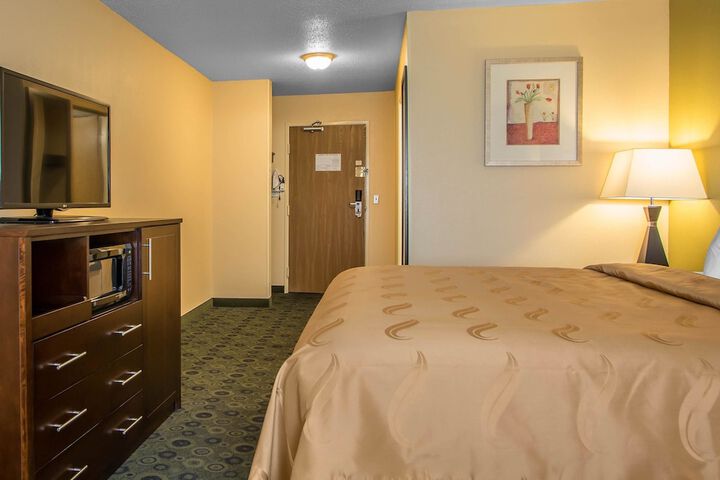 Quality Inn & Suites Bloomington I-55 and I-74