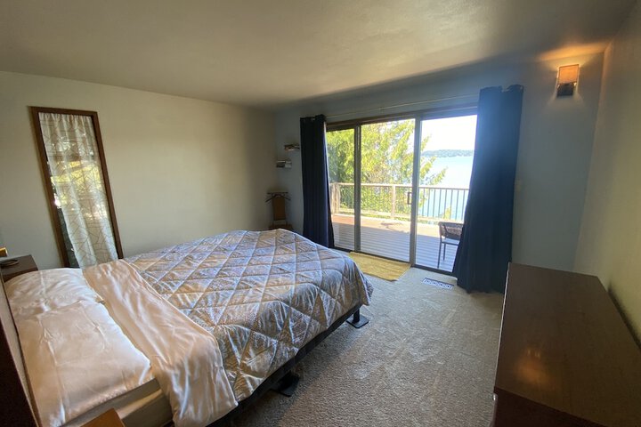PNW MCM 155ft Private Waterfront Gem on Raft Island w / Hot Tub 3 Bedroom Home by RedAwning