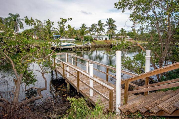 Tranquil Waterfront 2bd1ba Apt in North Palm Beach