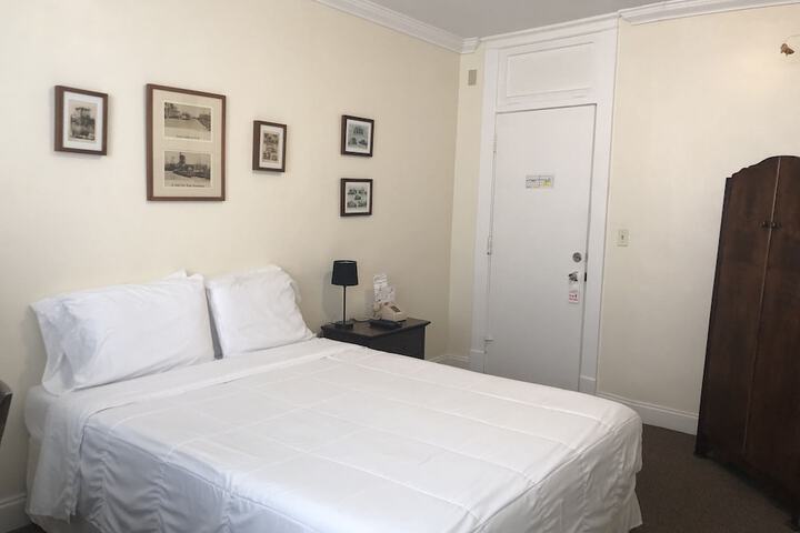 Room 32 of 65