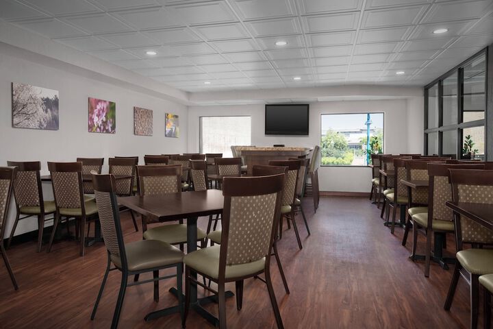 The Suites Hotel at Waterfront Plaza