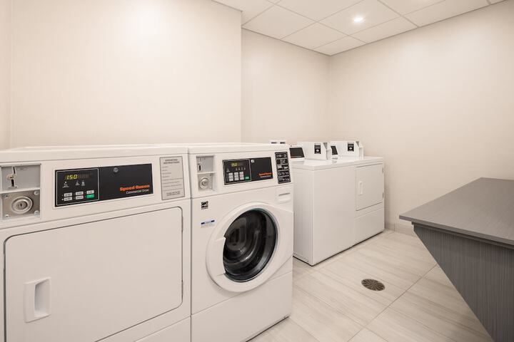 Holiday Inn Express & Suites Ft. Myers Beach-Sanibel Gateway by IHG