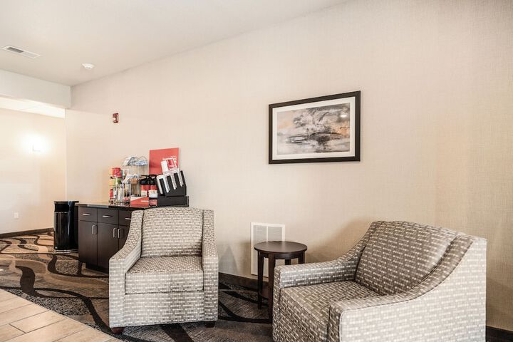 Cobblestone Hotel & Suites - Newport
