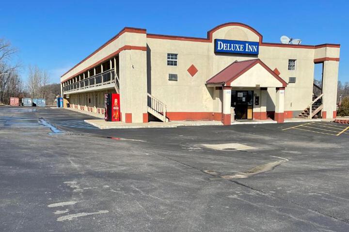 DELUXE INN
