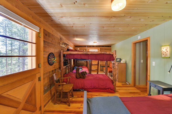 Idyllic Twin Lakes Escape w / Views of the Lakes