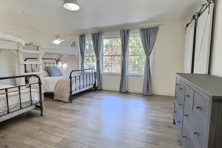 Serene 5BR Farmhouse Retreat Shoreline
