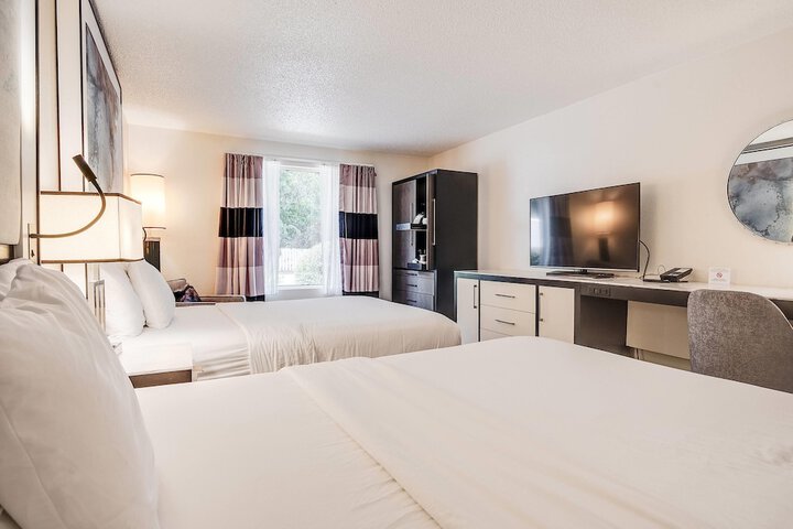 Cottonwood Suites Savannah Hotel & Conference Center