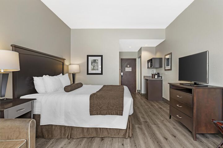 Best Western Plus Chain of Lakes Inn & Suites