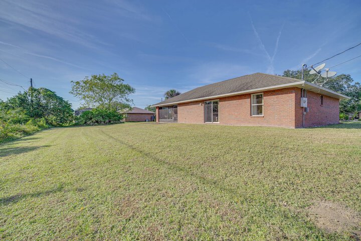 Sunny Palm Bay Home w / Screened Porch Near Beaches