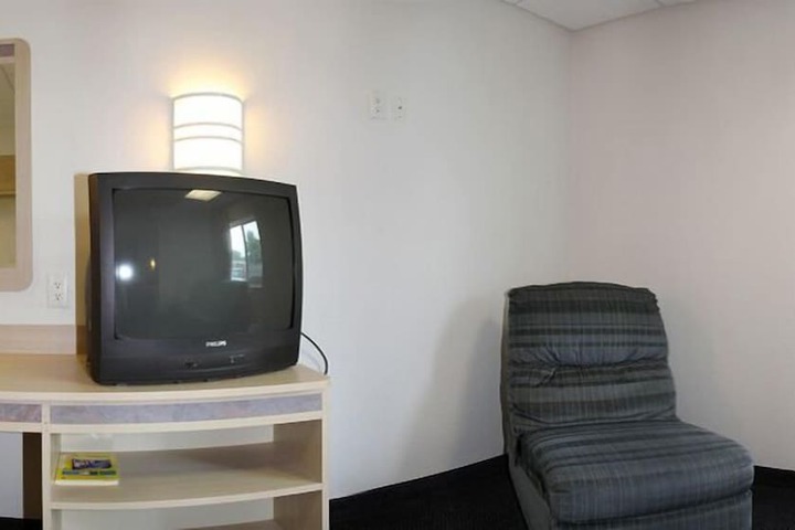 Room 11 of 28