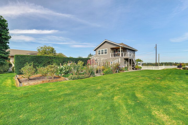Idyllic Enumclaw Studio w / Mount Rainier Views