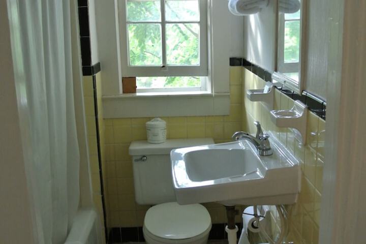 RoseWood Inn