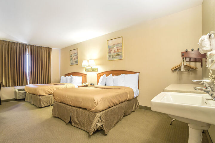 Econo Lodge Inn & Suites