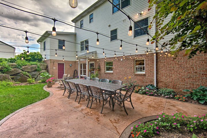 Charming Apartment w / Yard & Beautiful Gardens!
