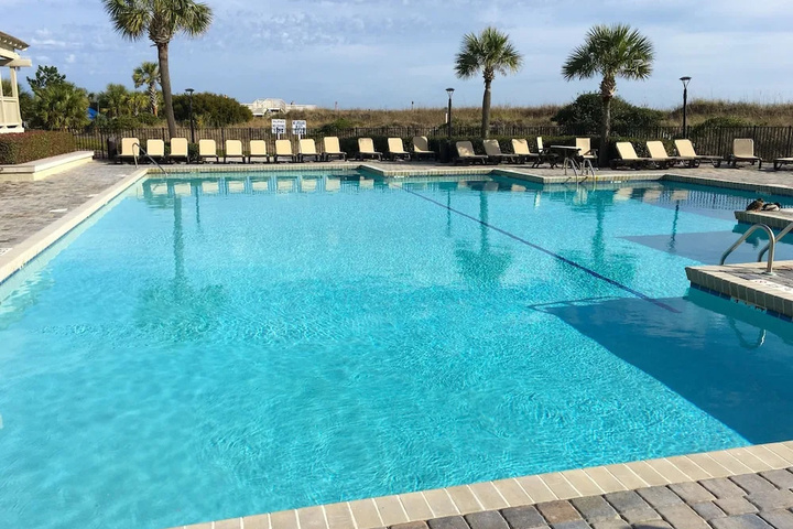 New Listing! Top-floor - Pool Walk To Beach 2 Bedroom Condo