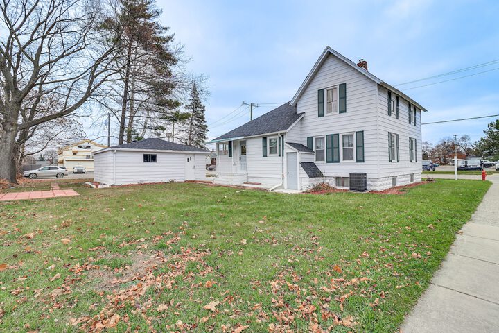 Michigan Retreat w / Screened-in Porch Near Lakes!