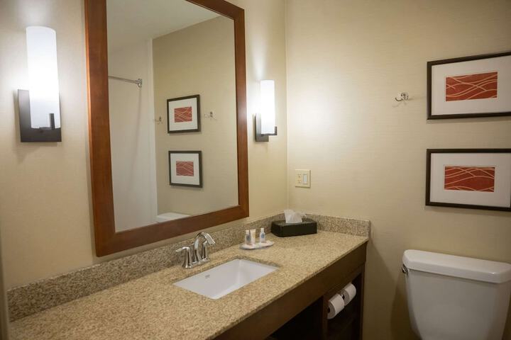 Comfort Inn & Suites Erie - Splash Lagoon Indoor Waterpark