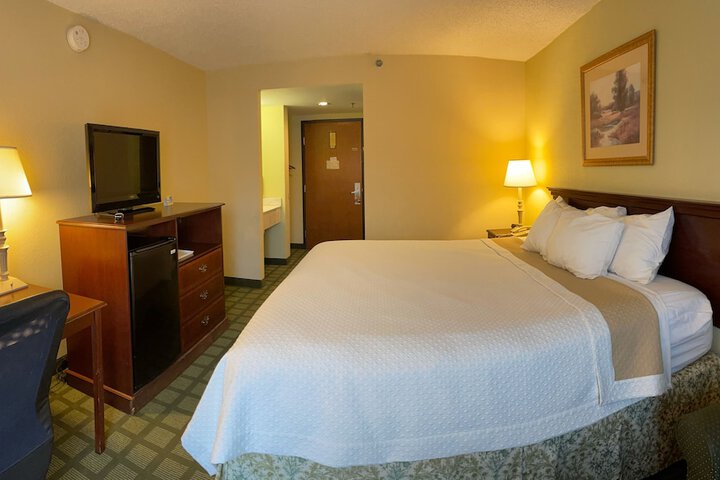 Days Inn & Suites by Wyndham Sutton Flatwoods