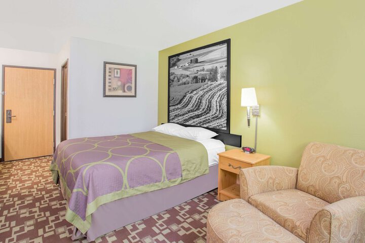 Super 8 by Wyndham Independence IA