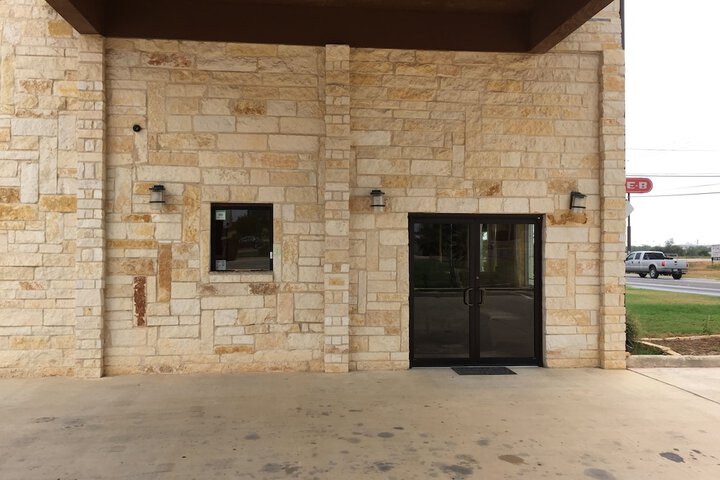 Pearsall Inn & Suites