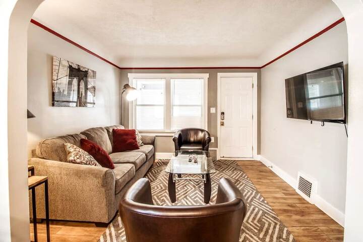 Automaniac Spot in the Heart of Pontiac 3 Beds 2 Baths