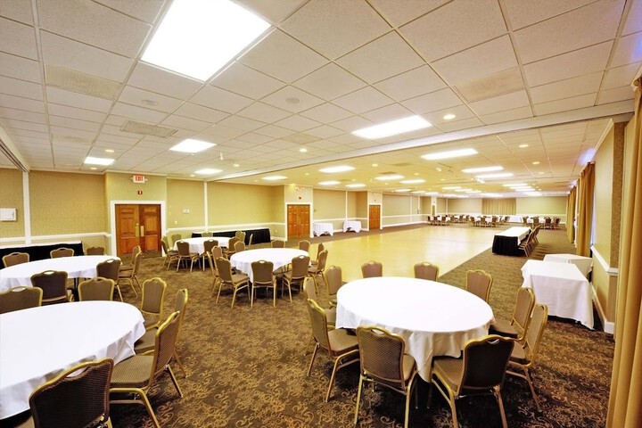 Ballroom/Hall 35 of 41