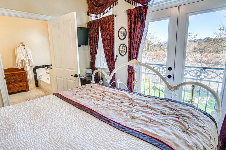 The River Belle Inn