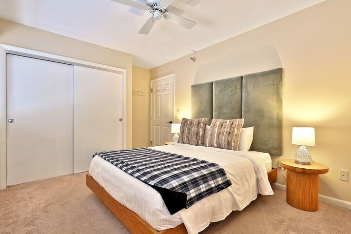 The Birch Ridge: Owners Suite #5 - Queen / sofa Bed Suite in Killington. Hot Tub. Renovated. 1 Bedroom Home
