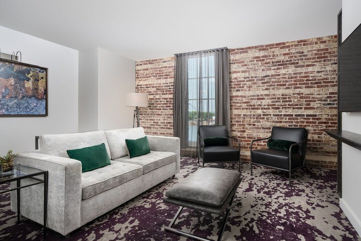 Room 33 of 172