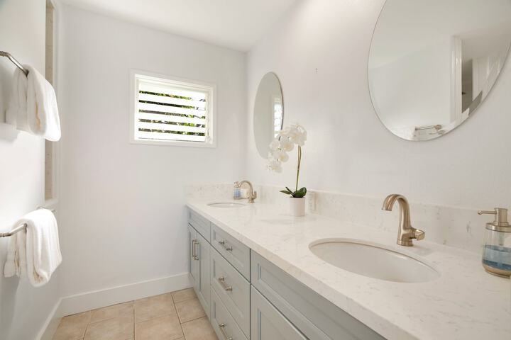 King Hale 4 Bedroom Home by RedAwning