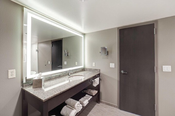 DoubleTree by Hilton Hotel Bloomington