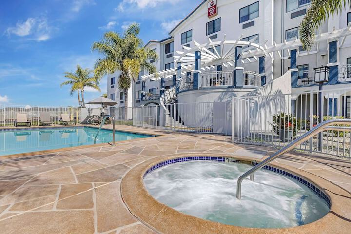 Best Western Plus Lake Elsinore Inn & Suites