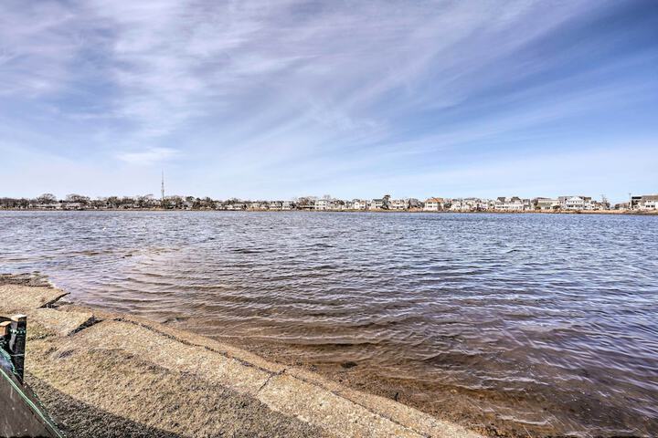 Bright Belmar Cottage Half Mi to Boardwalk!