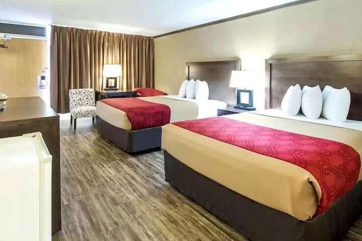 Econo Lodge Wall