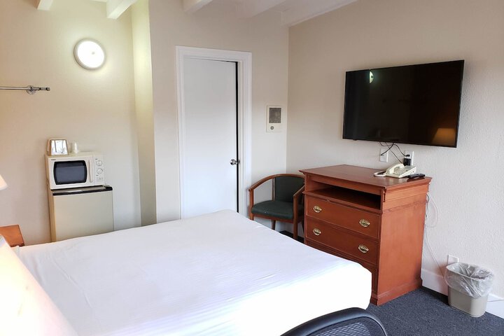 Room 32 of 49