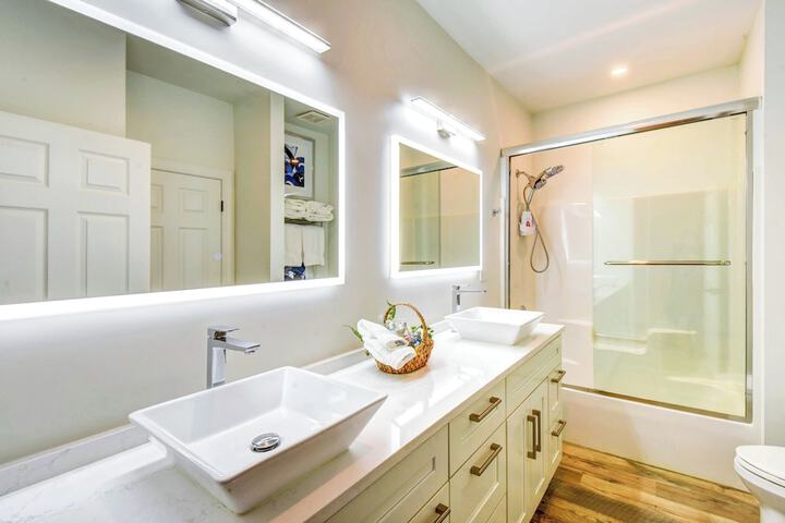 Modern Condo + Golf Course View Near Hiking!